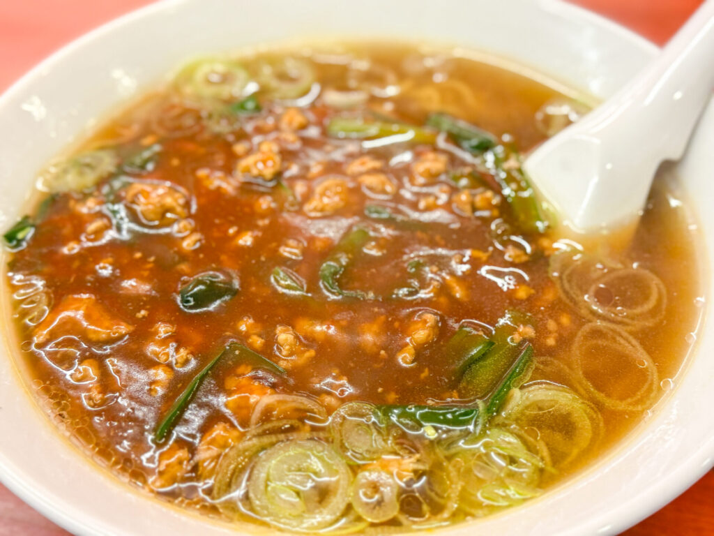  スタミナラーメンのアップ。甘辛あんがとろりとかかり、湯気が立ち上る迫力の一杯。
