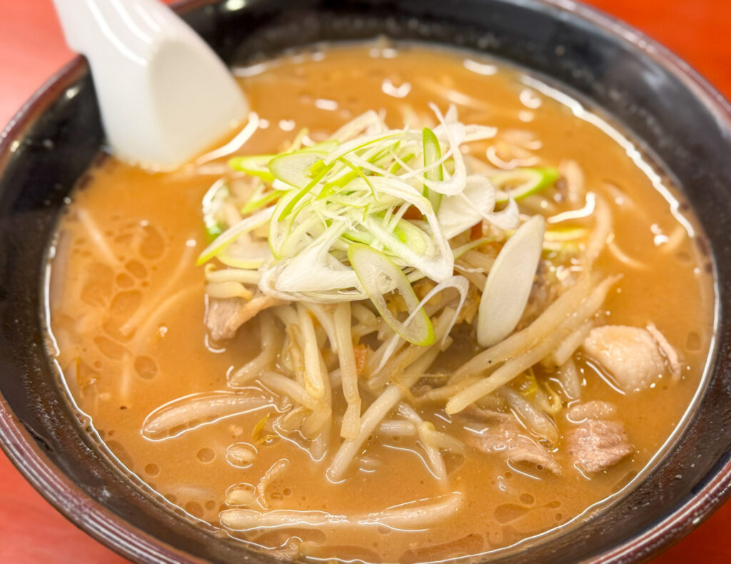 ジャージャーメン（味噌）の俯瞰ショット。炒め野菜がたっぷり乗ったボリューム満点の味噌ラーメン。