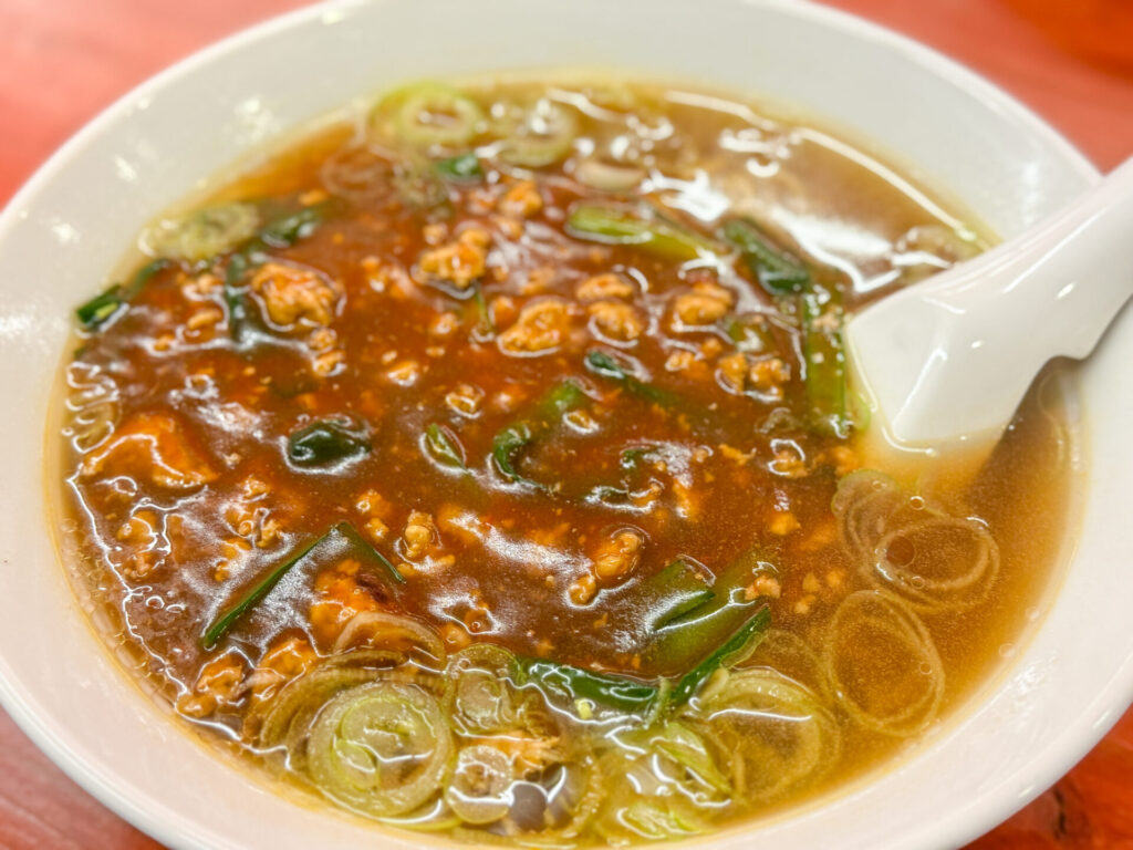 スタミナラーメンのアップ。甘辛あんがとろりとかかり、湯気が立ち上る迫力の一杯。