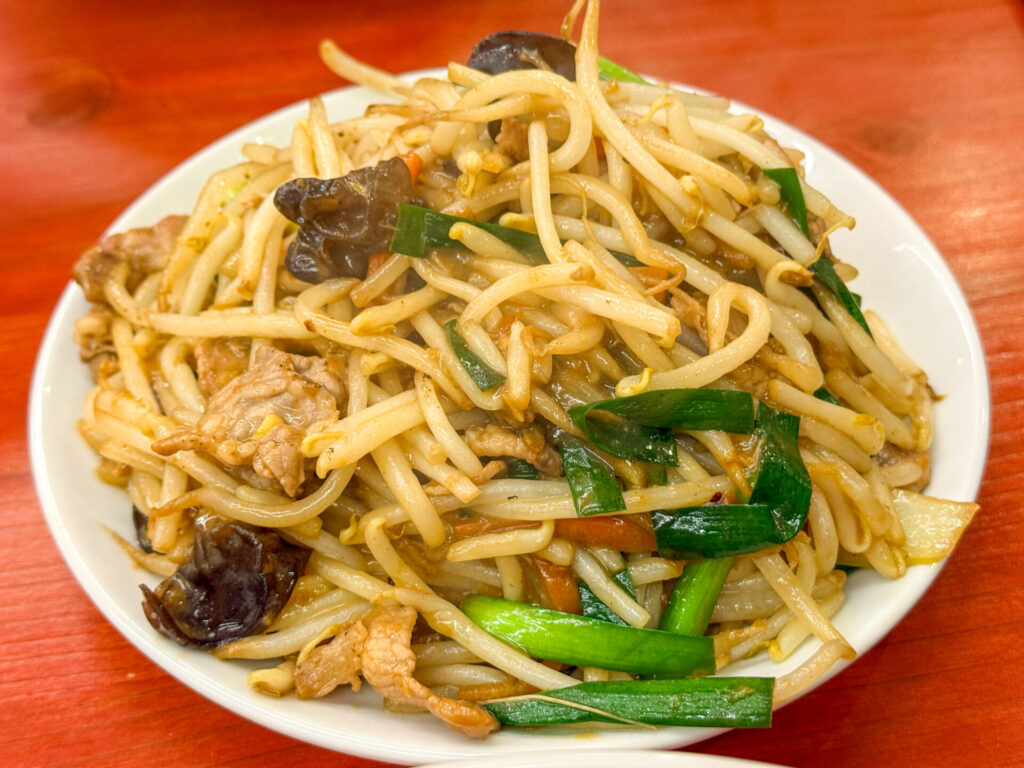 肉野菜炒めのアップ写真。高火力で炒められた野菜と豚肉が香ばしく輝く。
