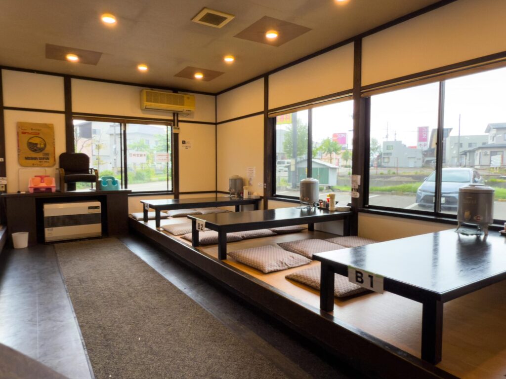 お子さま連れにも優しい、座敷席完備のラーメン弍豚小千谷店の店内