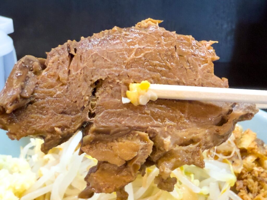 分厚く柔らかいラーメン弍豚のチャーシューのアップ