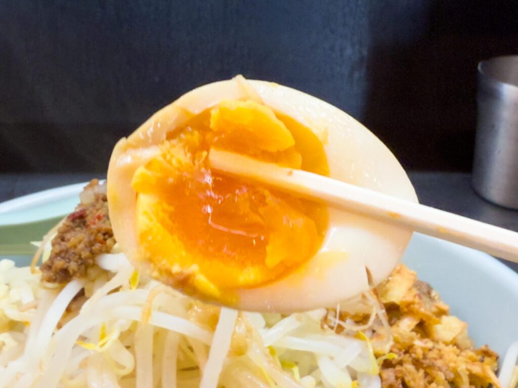 半熟の黄身がとろける、ラーメン弍豚の味玉のアップ