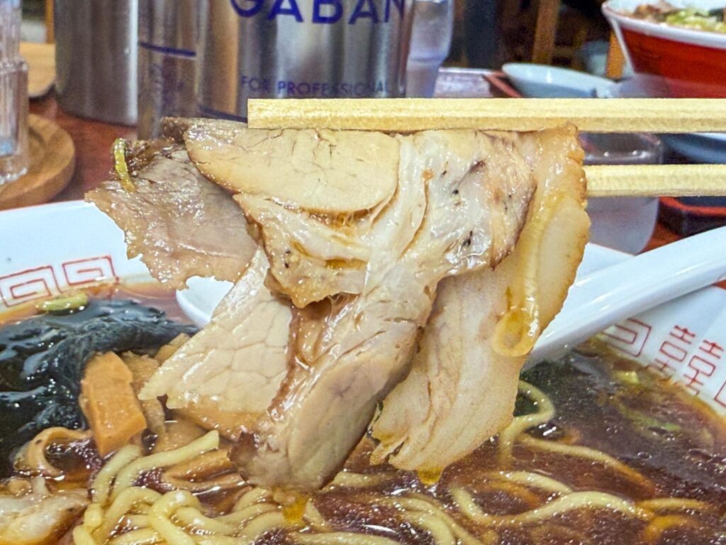 壱八商店の柔らかチャーシュー。脂と赤身のバランスが絶妙で、口の中でほろりと崩れる。