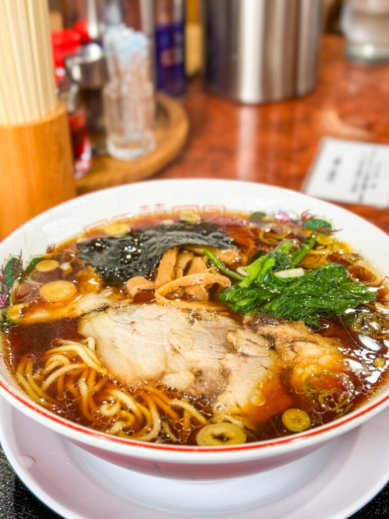 南魚沼の名店「壱八商店」のラーメン。透き通った生姜醤油スープと多彩なトッピングが映える。