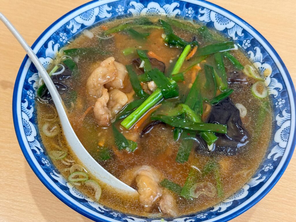 大花楼のにらラーメン。醤油ベースのスープに豚肉と野菜がたっぷり