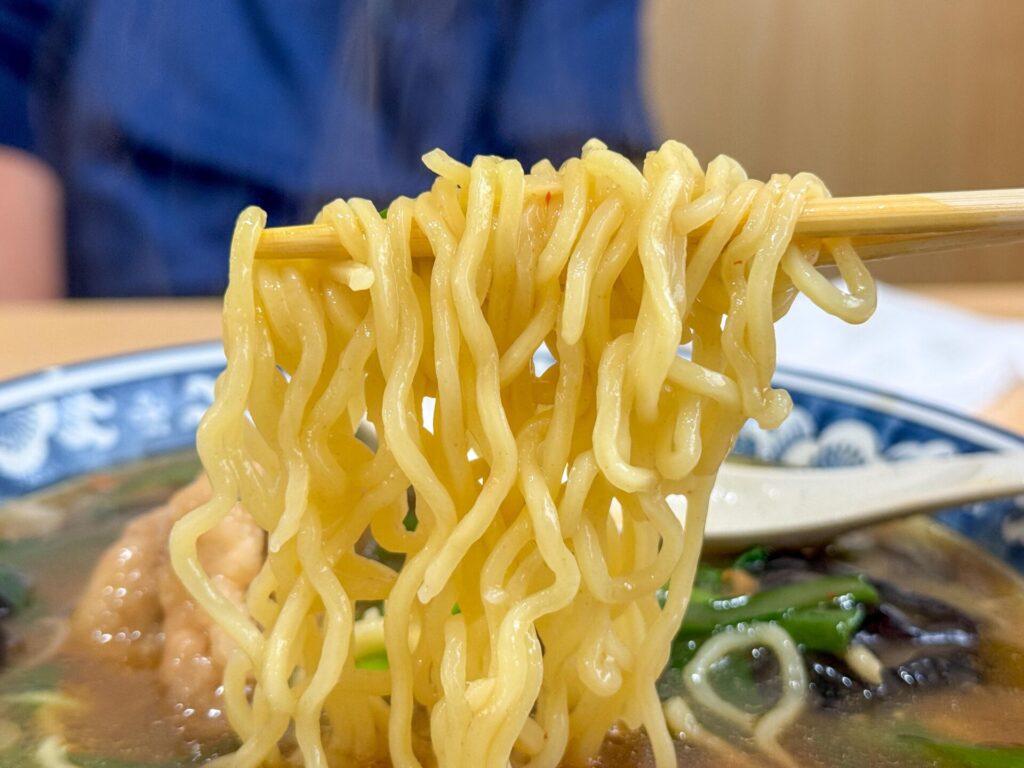スープとよく絡む中細ちぢれ麺。にらラーメンの麺リフト