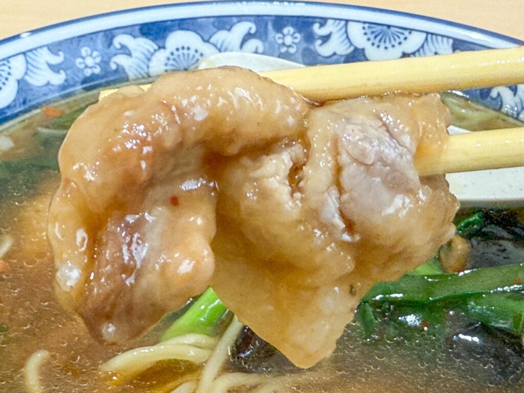 大花楼の『にらラーメン』。にら、きくらげ、豚肉がたっぷりのった具だくさんラーメン