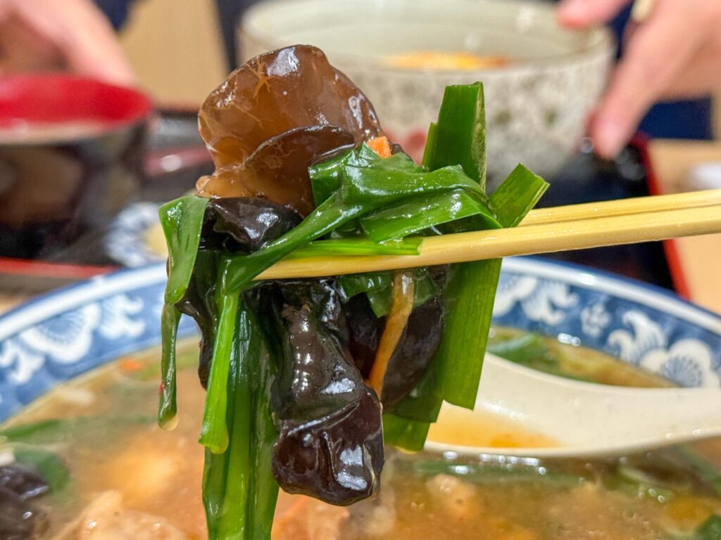 大花楼の『にらラーメン』。にら、きくらげ、豚肉がたっぷりのった具だくさんラーメン
