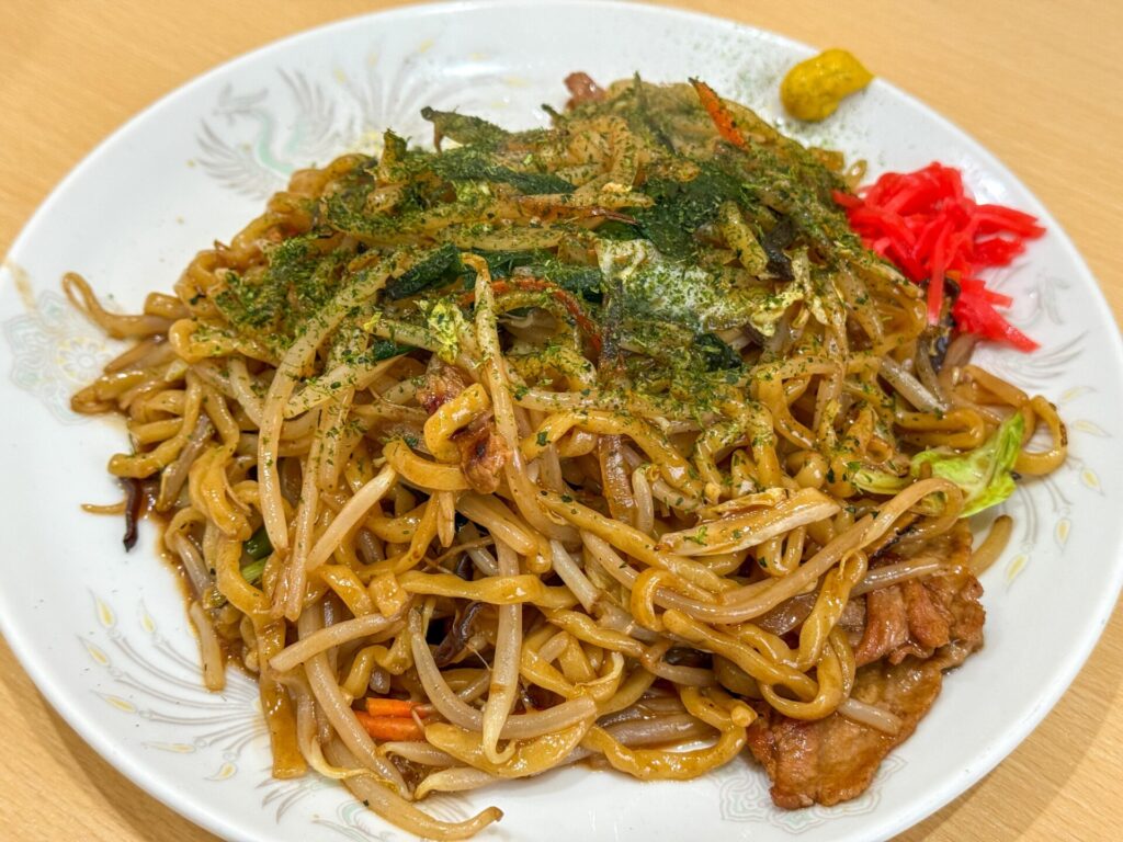 青のりと紅しょうががアクセントの焼きそば。大花楼のボリューム満点メニュー