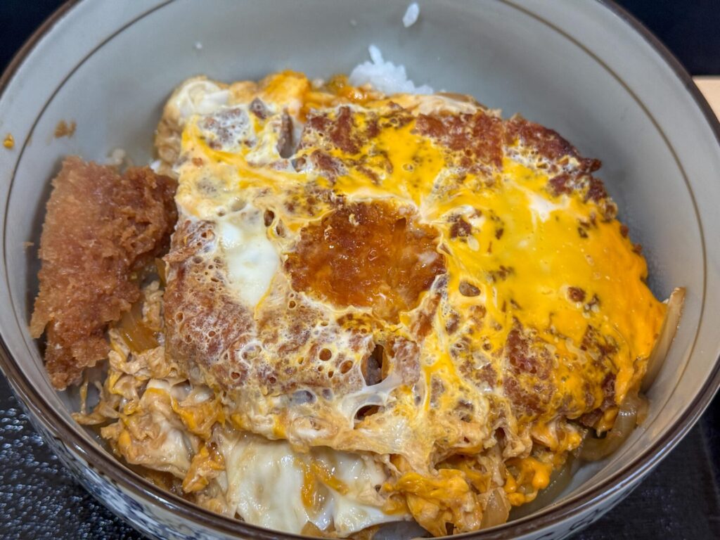 大花楼の人気メニュー・カツ丼。サクサクのカツとふわとろ玉子が絶妙に絡む一杯