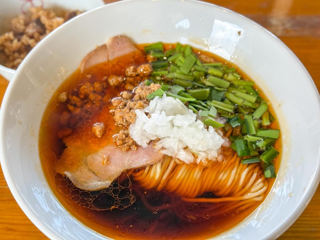 香味油と辣油が香る、旨辛タンタンメン。炒めミンチと刻み玉ねぎがトッピングされた一杯