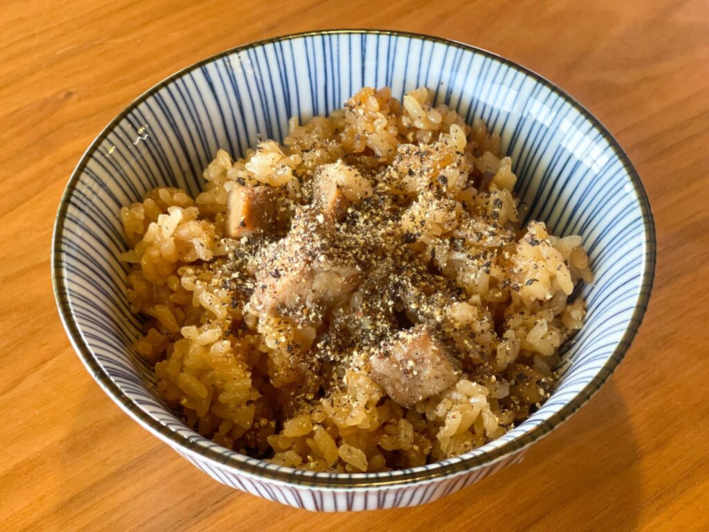 甘辛ダレが染みたチャーシューご飯。仕上げの黒胡椒が香りのアクセントに