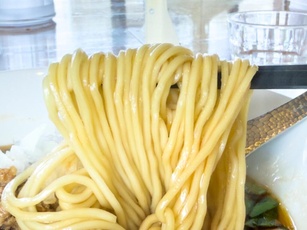 中太ストレート麺を持ち上げたタンタンメン。スープとの絡みが良く、コシのある美しい麺線