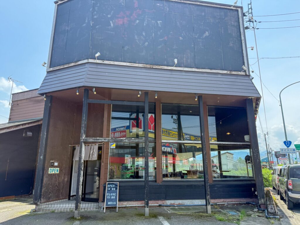 国道17号沿いに佇む『麺処 清水』南魚沼本店。黒を基調とした和モダンな外観