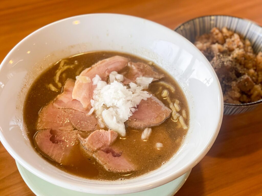 濃厚煮干しスープが決め手のニボマッハ！ちぢれ麺と背脂が印象的な一杯