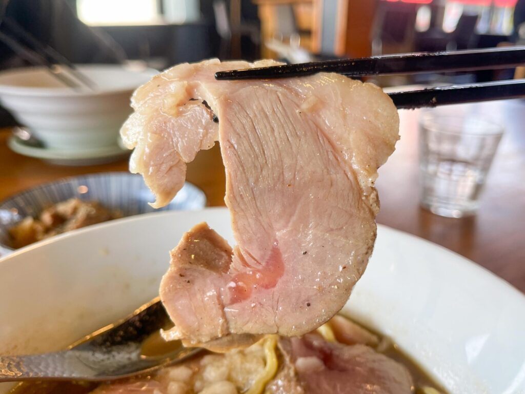 ピンク色を残したレア感のあるチャーシュー。しっかり味が染みた仕上がり