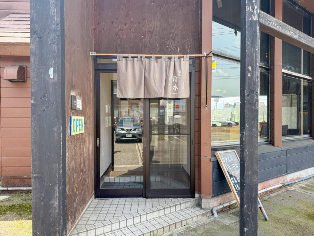 控えめな暖簾が掛けられた入口。落ち着いた雰囲気が漂う南魚沼の本店