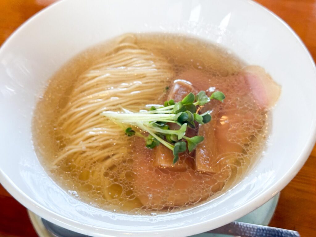 黄金色に澄んだスープが印象的な塩そば。繊細な味わいと美しい麺線が際立つ一杯