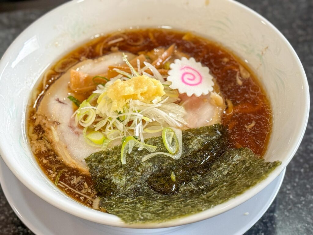 生姜醤油ラーメン全体：なるとやおろし生姜がのったさっぱり系ラーメン
