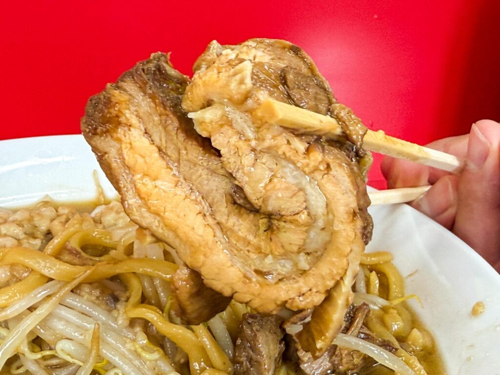立川マシマシ長岡店のチャーシュー。厚切りでホロホロと崩れる柔らかさが魅力