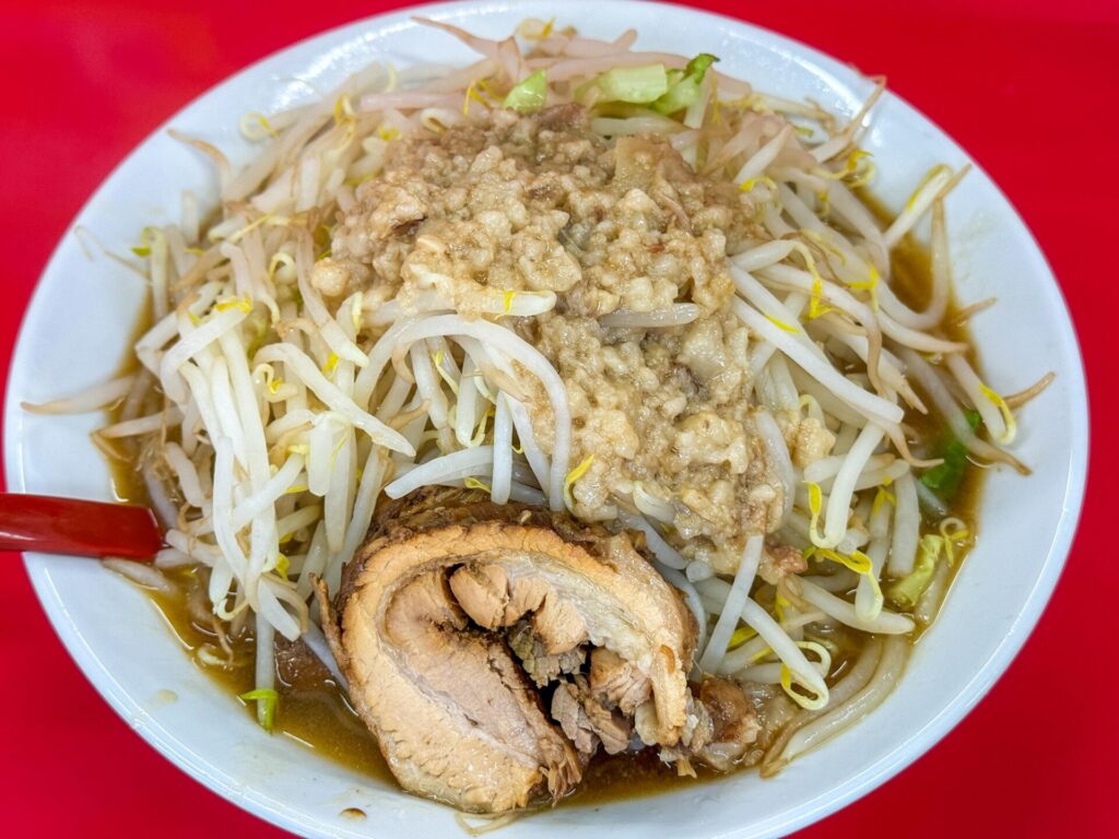 【立川マシマシ長岡店】極太麺×背脂たっぷりのガッツリ系ラーメンが人気！無料トッピングや豊富なメニューで満足度MAXの一杯を体感！