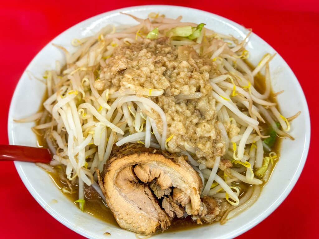 立川マシマシ長岡店の人気ラーメン。もやしと背脂がどんぶりから溢れんばかりの迫力
