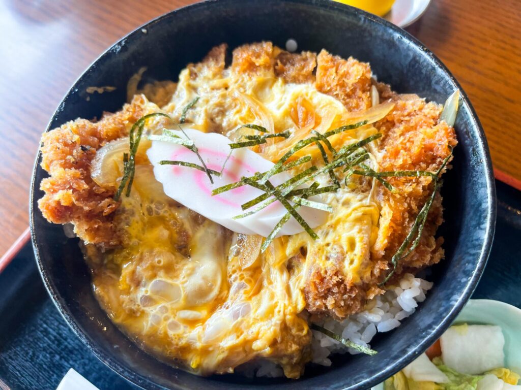 ふんわり卵とサクサクのとんかつが食欲をそそる、いざよいのかつ丼
