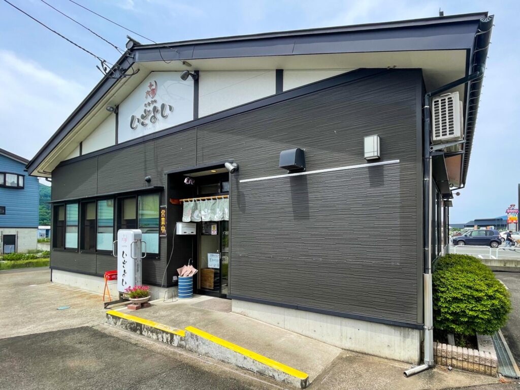 南魚沼市浦佐にある、黒を基調とした和風の外観が特徴のお食事処いざよい
