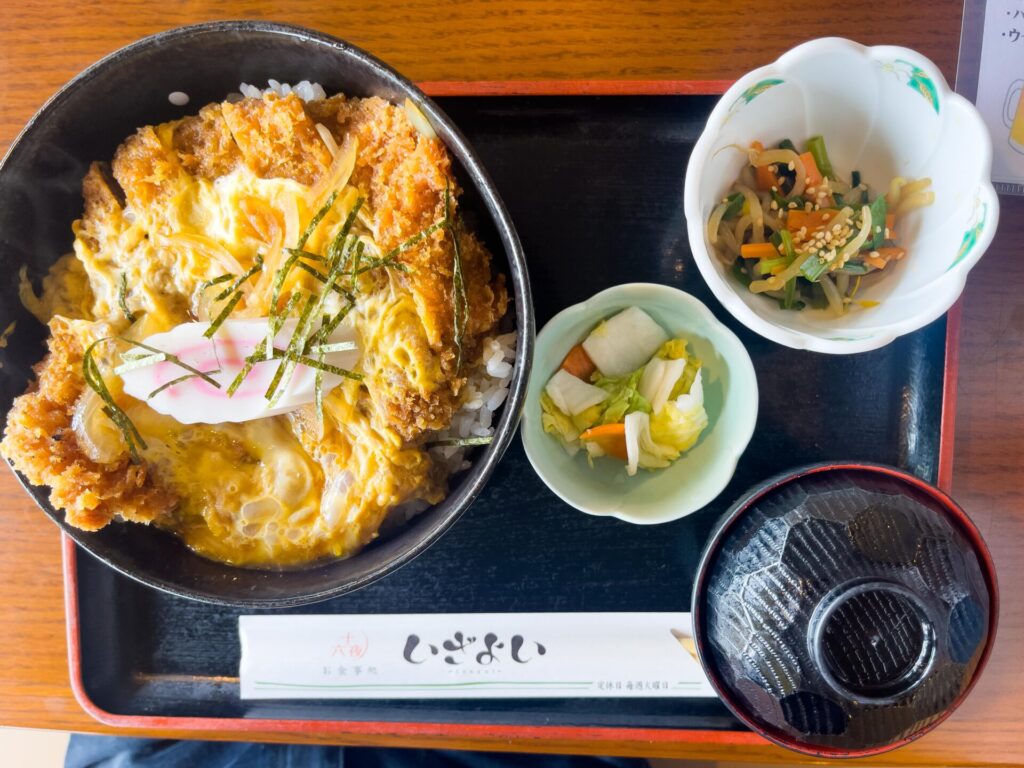 南魚沼市のいざよいで提供される、味噌汁・小鉢付きのかつ丼定食