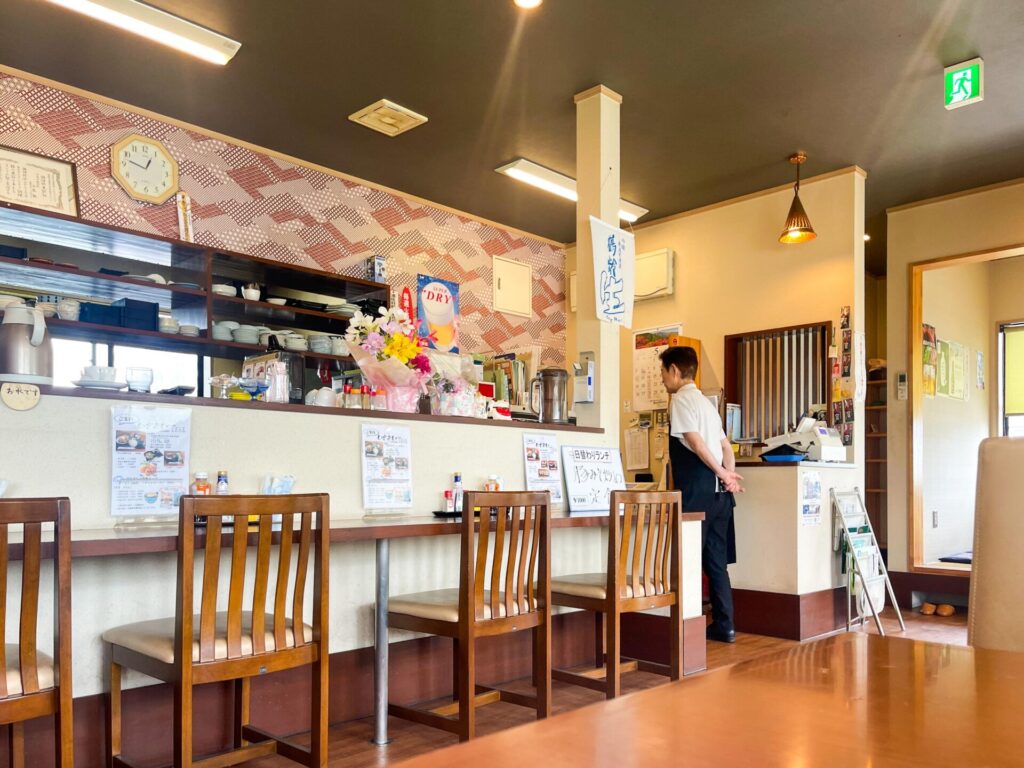 落ち着いた雰囲気の店内と厨房の様子