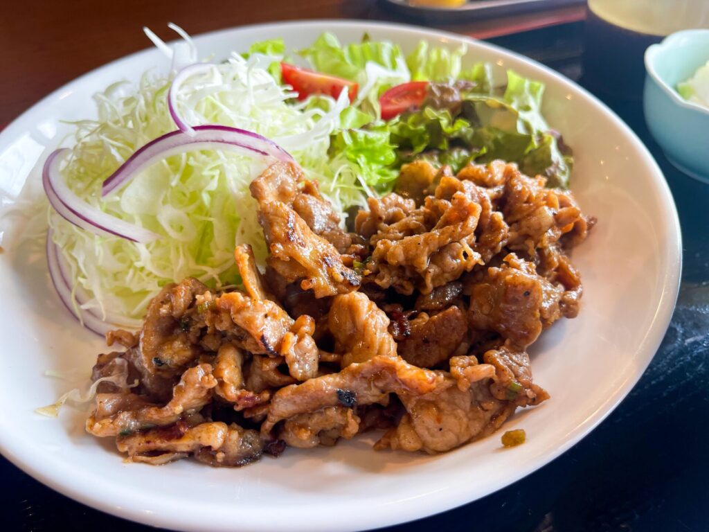 甘辛ダレが絡んだジューシーな豚カルビ焼きとシャキシャキ野菜サラダ