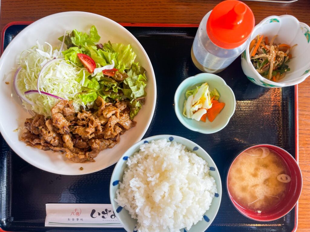 野菜サラダとご飯がセットになった、いざよいのカルビ焼き定食