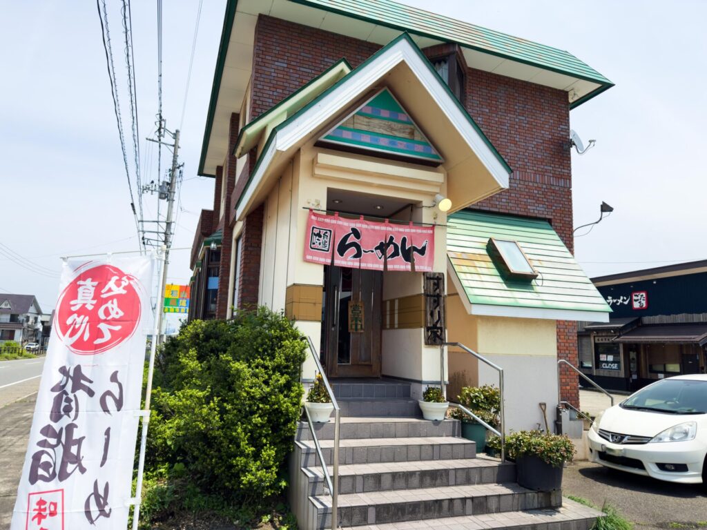 赤いのれんが目印の南魚沼市すすり家の店舗外観