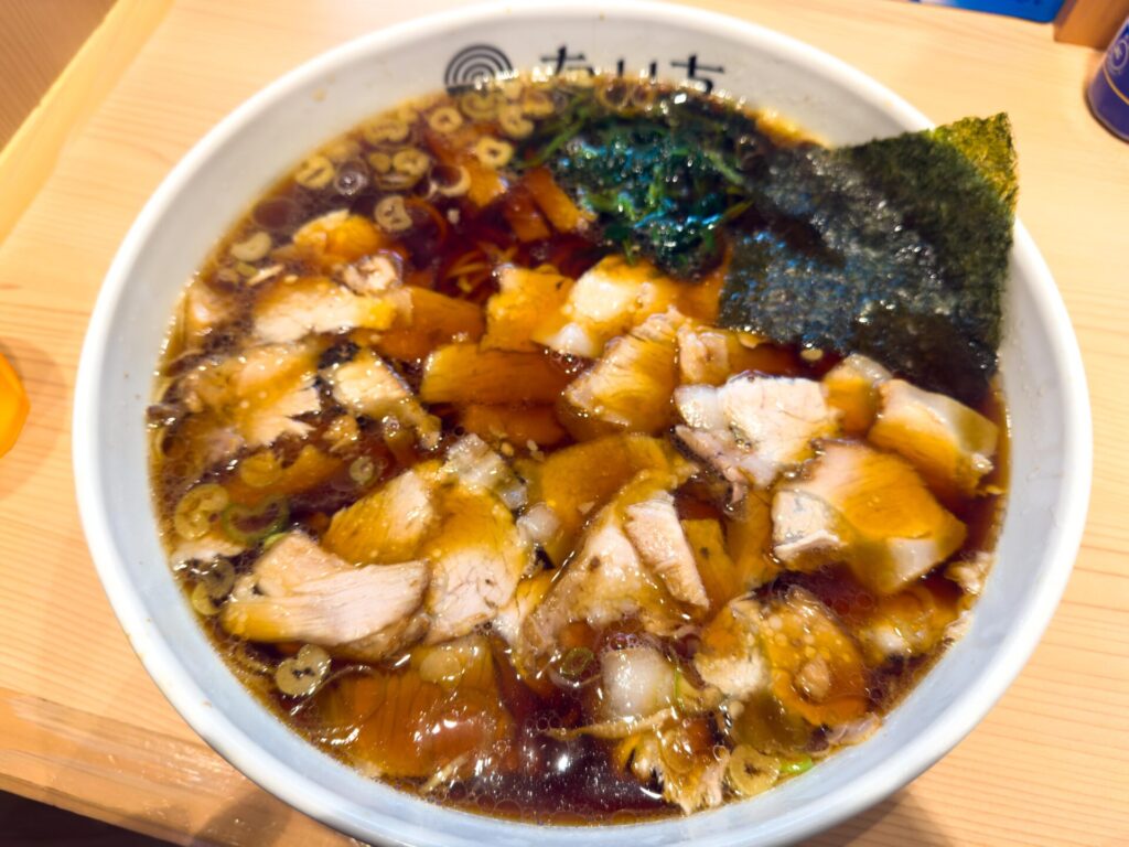 チャーシューメン大盛の丼全体。大量のチャーシューが印象的
