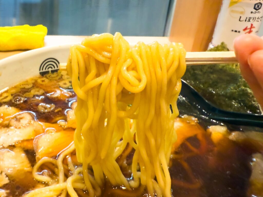 チャーシューメンの麺リフト。中太麺が光る
