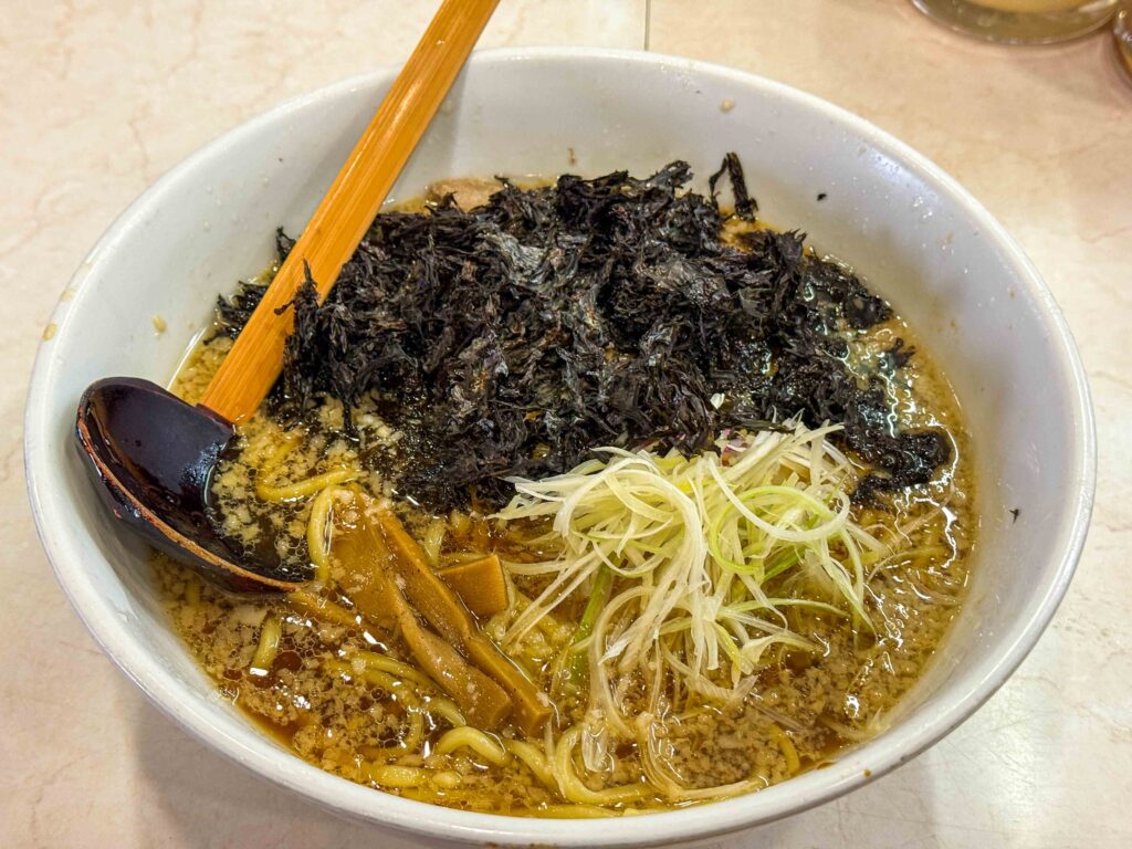 岩のりたっぷりの背脂醤油ラーメン（まつや食堂）