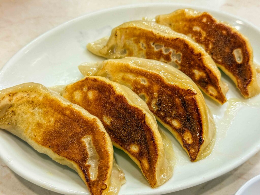 表面がパリッと焼き上げられたまつや食堂の餃子