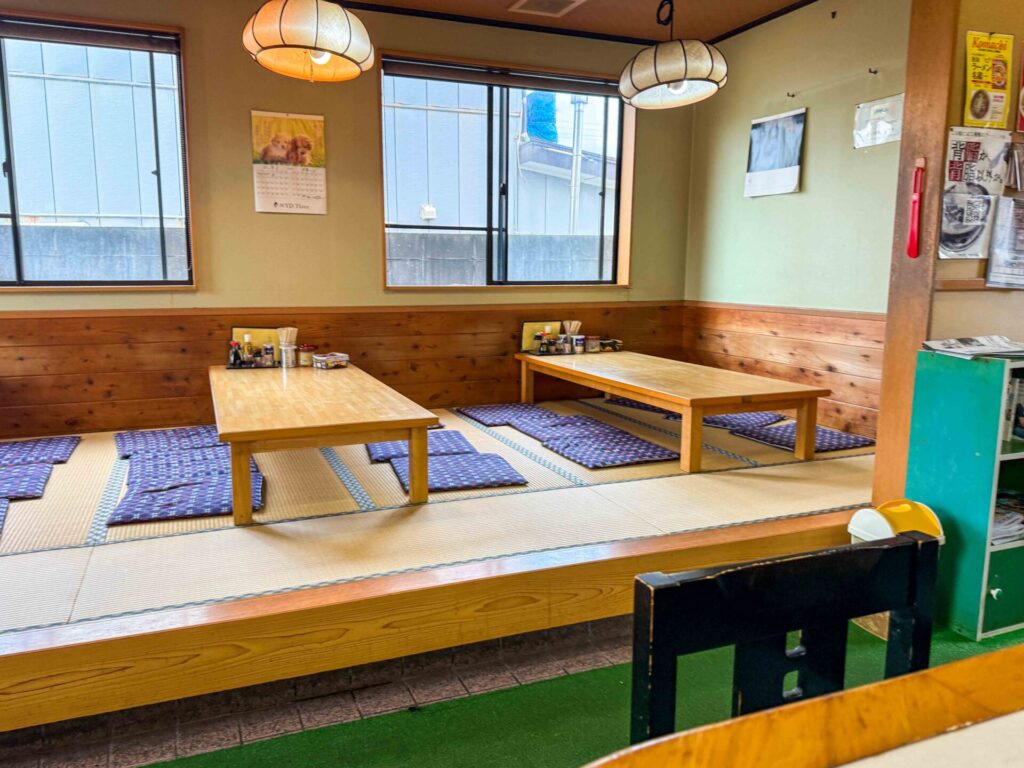 小上がり席が広がるアットホームな店内の様子