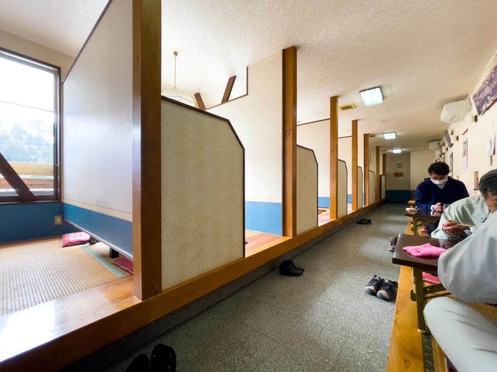 仕切りのある落ち着いた小上がり席が並ぶ店内の様子
