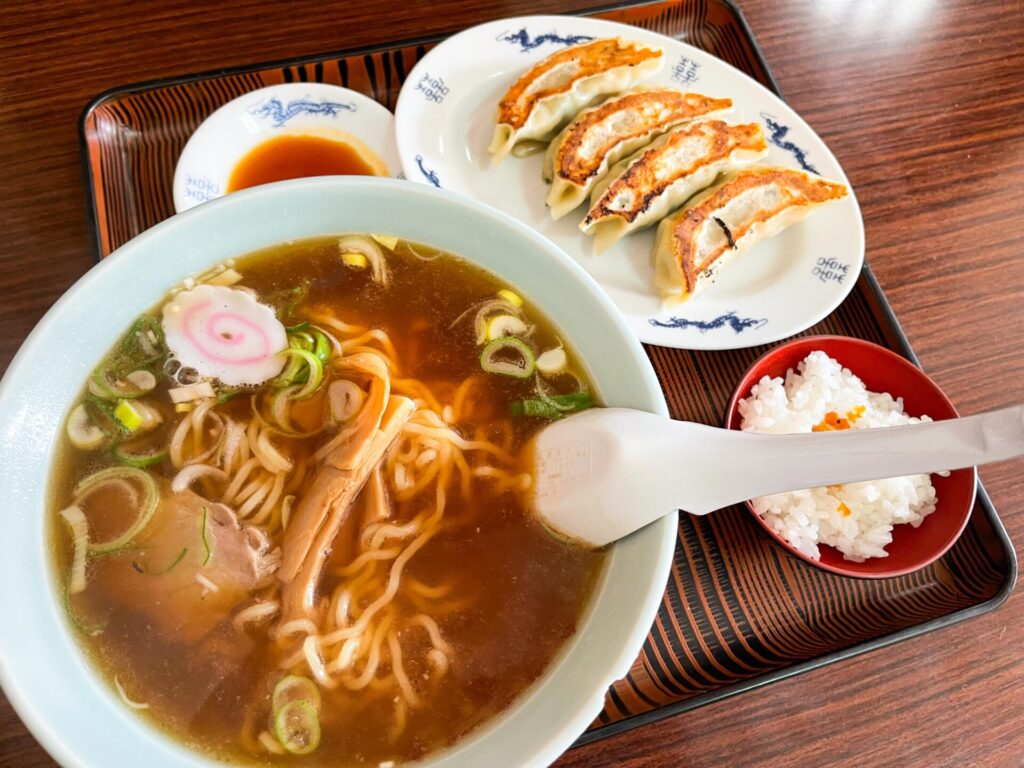 醤油ラーメン、手づくり餃子、ご飯が揃ったボリューム満点のラーメンセット