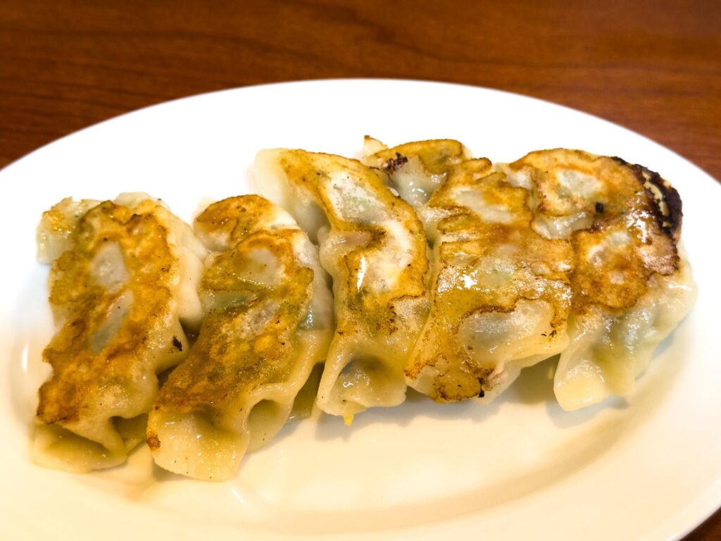 	【餃子アップ】香ばしく焼かれた一徹自慢の手作り餃子。