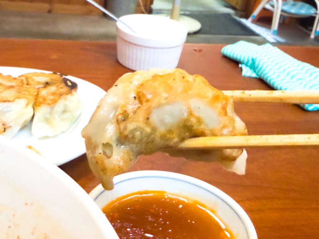 	【餃子アップ】香ばしく焼かれた一徹自慢の手作り餃子。