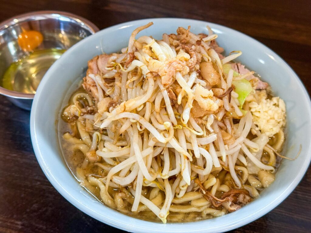 ヤサイマシ・ニンニク少なめのラーメンと生たまごのセット