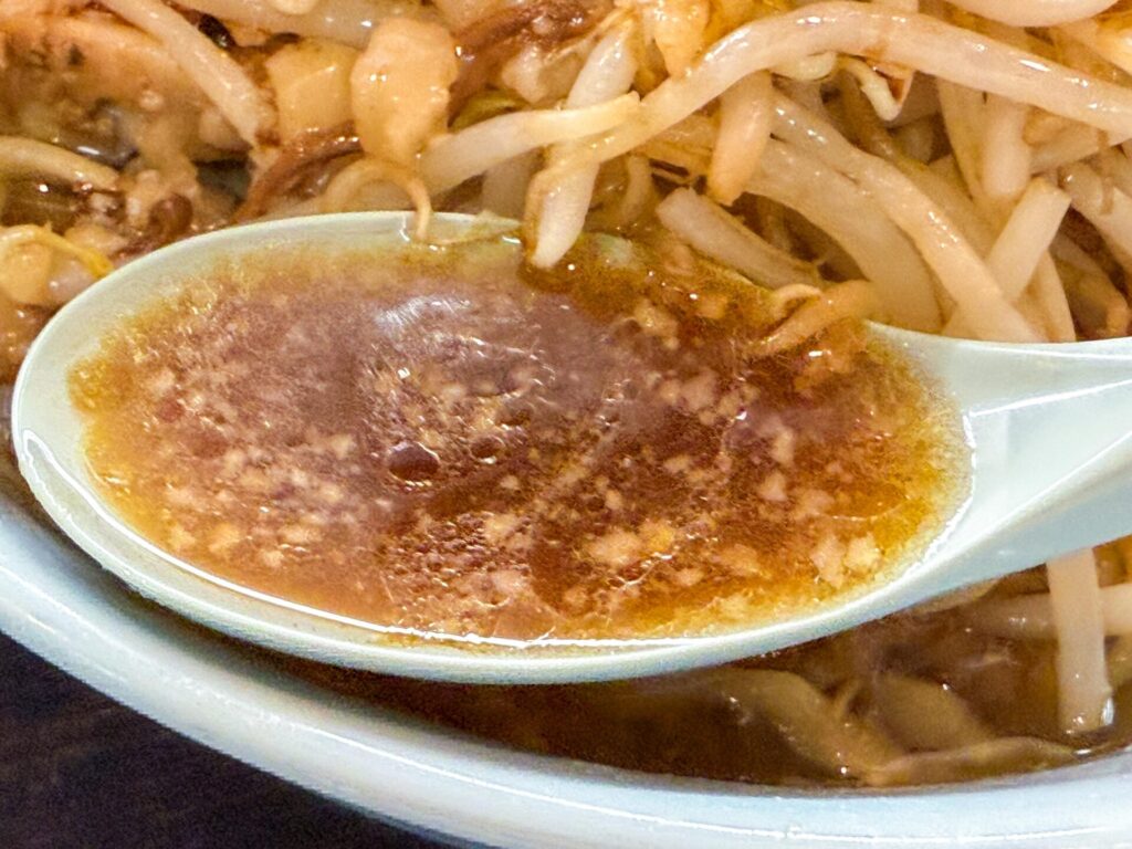 ニンニクと背脂が浮かぶ非乳化スープ