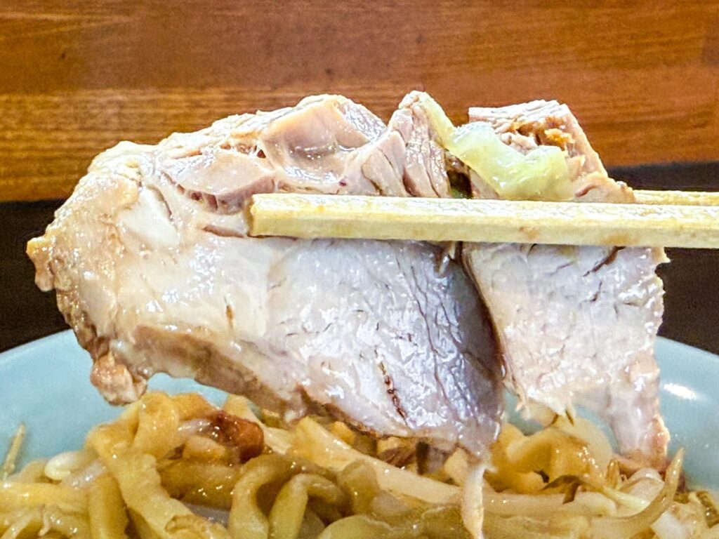 箸で持ち上げたホロホロ豚チャーシューの断面