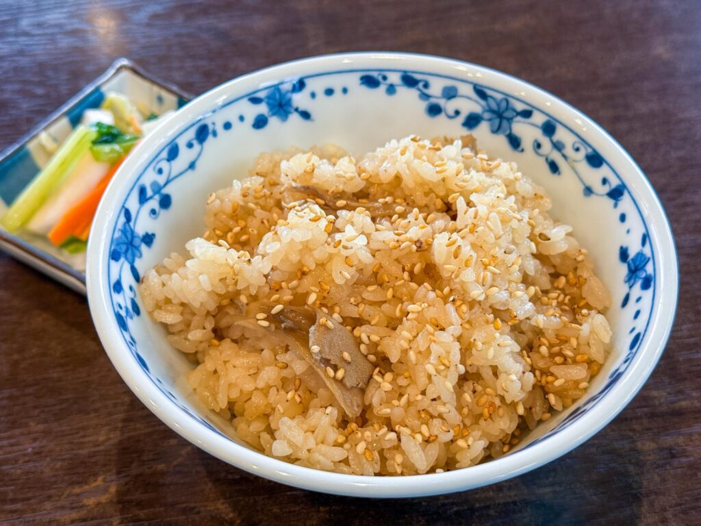 ユキグニファクトリーの舞茸を使用した、風味豊かな炊き込みご飯