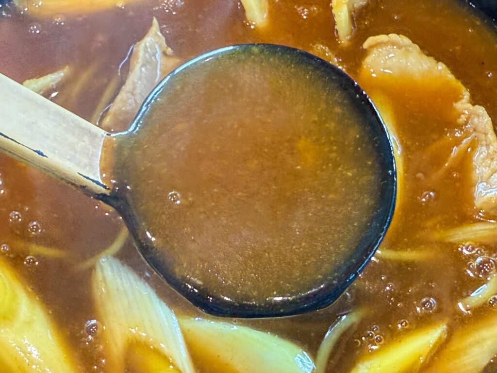出汁とカレーが絶妙に融合したスパイシーなそばスープ