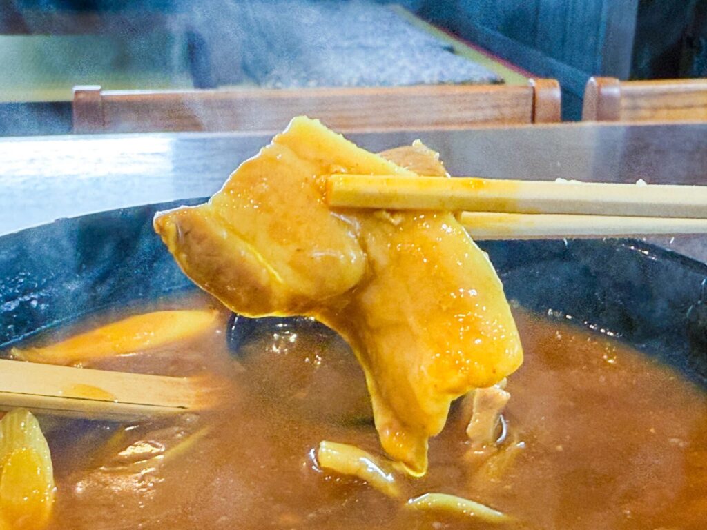旨みたっぷりの豚肉が贅沢に入った、そば処 富永の名物カレーそば